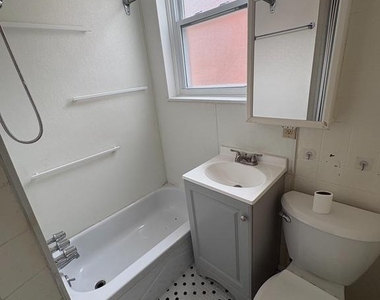 604 Hunter Street - Photo Thumbnail 12