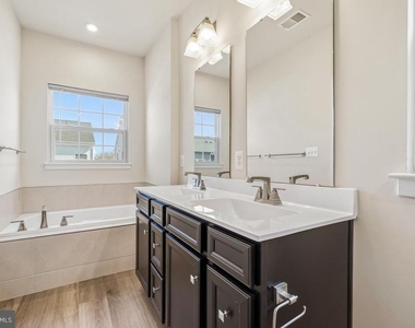 16328 Fife Way - Photo Thumbnail 12