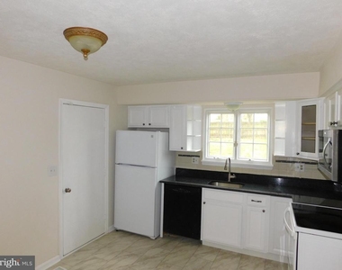 916 Pointer Ridge Drive - Photo Thumbnail 4