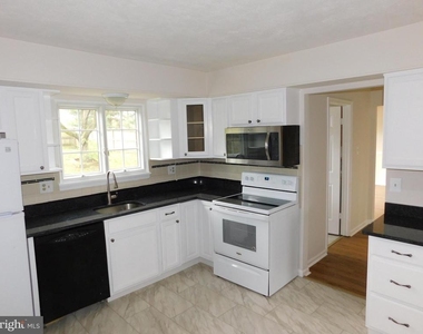 916 Pointer Ridge Drive - Photo Thumbnail 3
