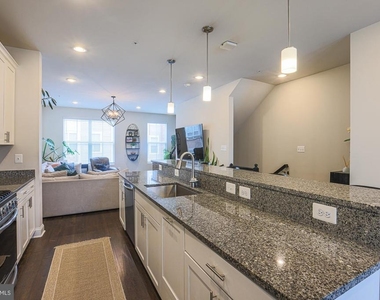 7104 Druce Way - Photo Thumbnail 5
