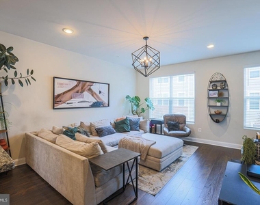 7104 Druce Way - Photo Thumbnail 8