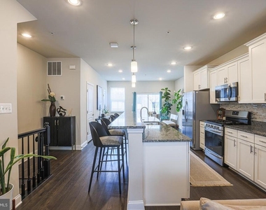 7104 Druce Way - Photo Thumbnail 12