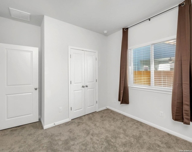 1121 Esplanade Pkwy - Photo Thumbnail 8