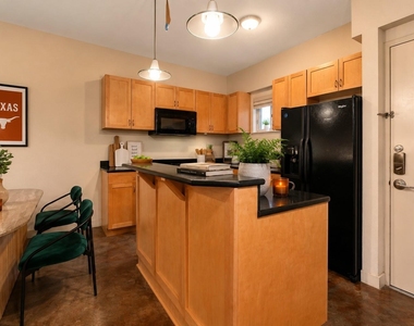 711 W 26th St - Photo Thumbnail 2