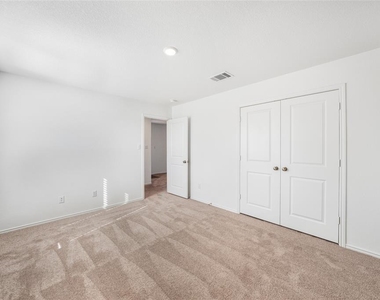 1131 Largemouth Ln - Photo Thumbnail 9
