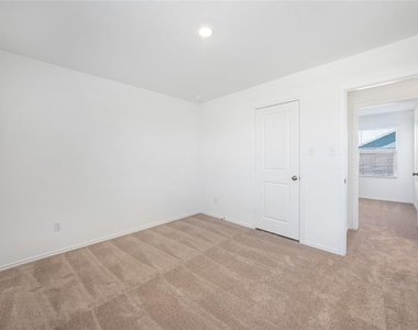 1131 Largemouth Ln - Photo Thumbnail 7