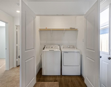 1131 Largemouth Ln - Photo Thumbnail 12