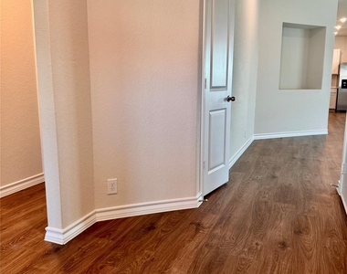 204 Steele Harbor St - Photo Thumbnail 6