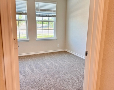 204 Steele Harbor St - Photo Thumbnail 8