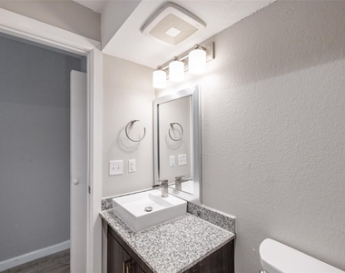 9220 N Interstate 35 - Photo Thumbnail 11
