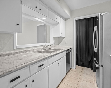 6718 Silvermine Dr - Photo Thumbnail 12