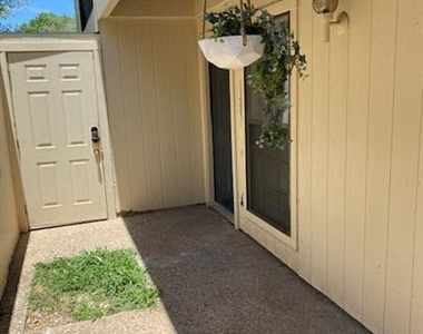 6718 Silvermine Dr - Photo Thumbnail 2