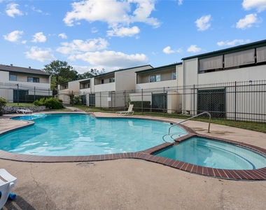 6718 Silvermine Dr - Photo Thumbnail 4