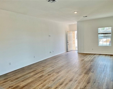 290 Silver Glen Dr - Photo Thumbnail 12