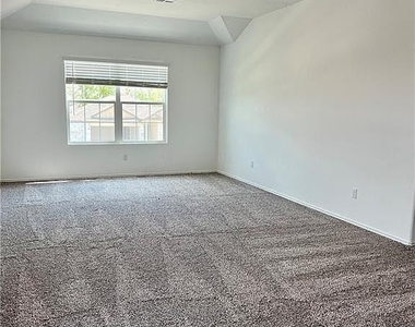 290 Silver Glen Dr - Photo Thumbnail 6