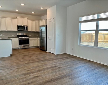 290 Silver Glen Dr - Photo Thumbnail 19