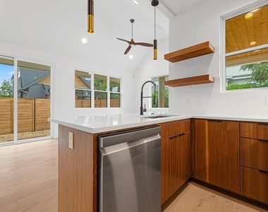 7706 Watson St - Photo Thumbnail 10