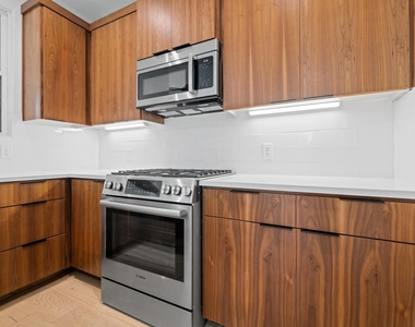 7706 Watson St - Photo Thumbnail 9