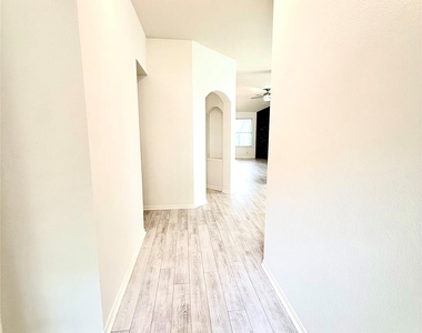 206 Sunshadow Dr - Photo Thumbnail 2