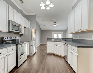 8023 Tuxford Lane - Photo Thumbnail 12
