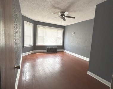 7655 S Yates Boulevard - Photo Thumbnail 7