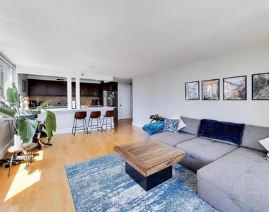 200 N Dearborn Street - Photo Thumbnail 2