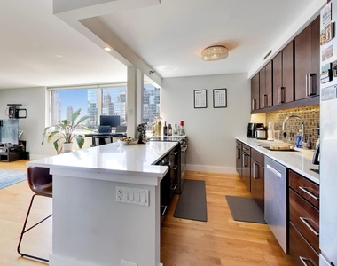 200 N Dearborn Street - Photo Thumbnail 4