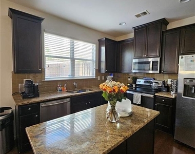 5747 Radford Loop - Photo Thumbnail 10