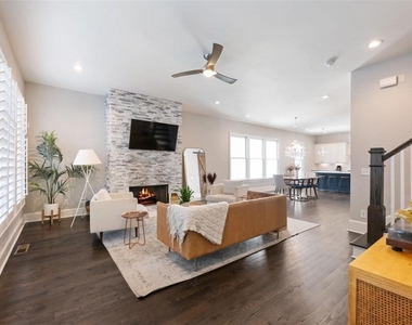 378 Bill Kennedy Way - Photo Thumbnail 2