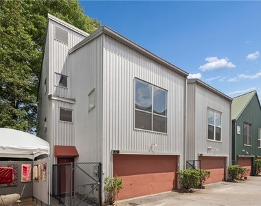 920 Memorial Drive Se - Photo Thumbnail 1