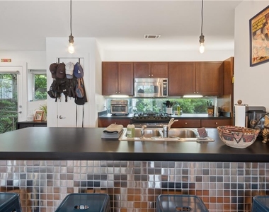 920 Memorial Drive Se - Photo Thumbnail 7