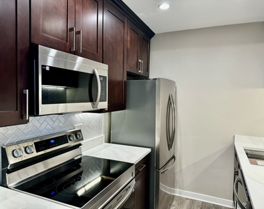 938 North Boulevard - Photo Thumbnail 2