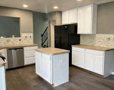 460 Lancaster Drive - Photo Thumbnail 3