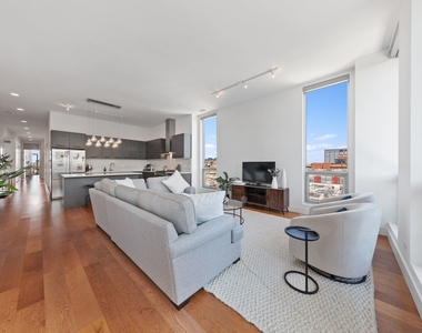 122 S Aberdeen Street - Photo Thumbnail 4