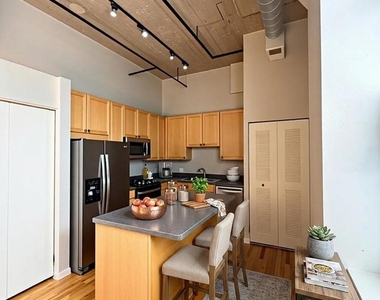 758 N Larrabee Street - Photo Thumbnail 1