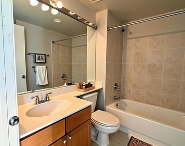 758 N Larrabee Street - Photo Thumbnail 3
