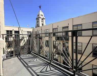 758 N Larrabee Street - Photo Thumbnail 4