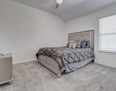 2407 S Colosseum Court - Photo Thumbnail 10