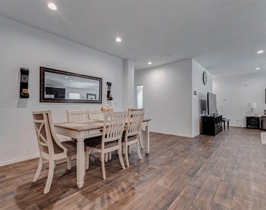 2407 S Colosseum Court - Photo Thumbnail 6