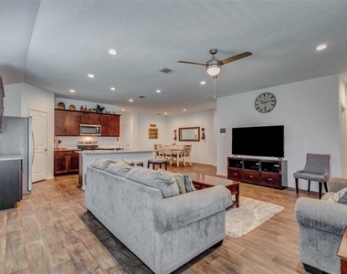 2407 S Colosseum Court - Photo Thumbnail 5