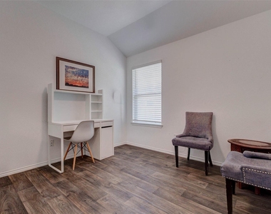2407 S Colosseum Court - Photo Thumbnail 9