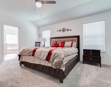 2407 S Colosseum Court - Photo Thumbnail 14