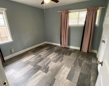 8410 Sonneville Drive - Photo Thumbnail 8