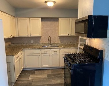 8410 Sonneville Drive - Photo Thumbnail 5