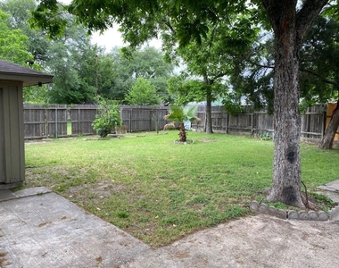 8410 Sonneville Drive - Photo Thumbnail 14
