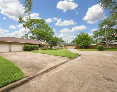 1607 Willowby Drive - Photo Thumbnail 16
