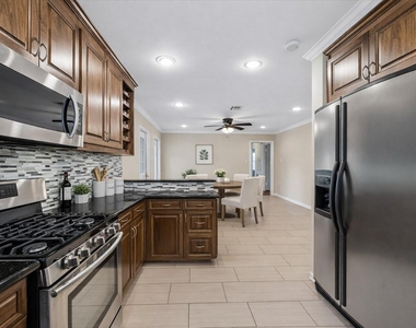 1607 Willowby Drive - Photo Thumbnail 6