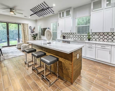 5215 Farmer Street - Photo Thumbnail 9
