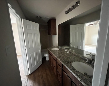 604 Rosewood Street - Photo Thumbnail 5